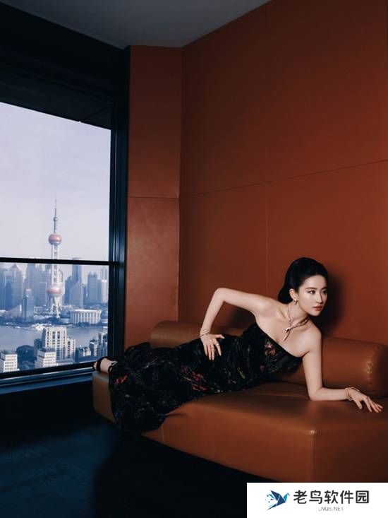 刘亦菲青蛇白蛇造型出席晚宴 与安妮海瑟薇再合影