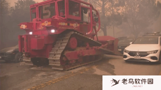 洛杉矶大火大量豪车被遗弃路边！消防用铲车开路