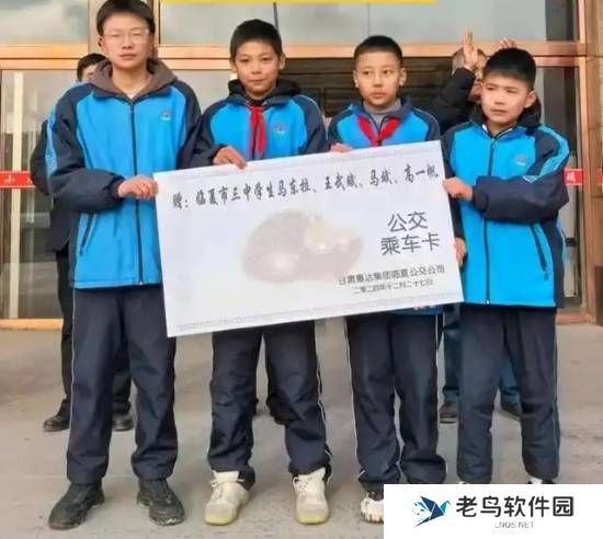 公交司机晕倒 4个初中生神配合救了全车人