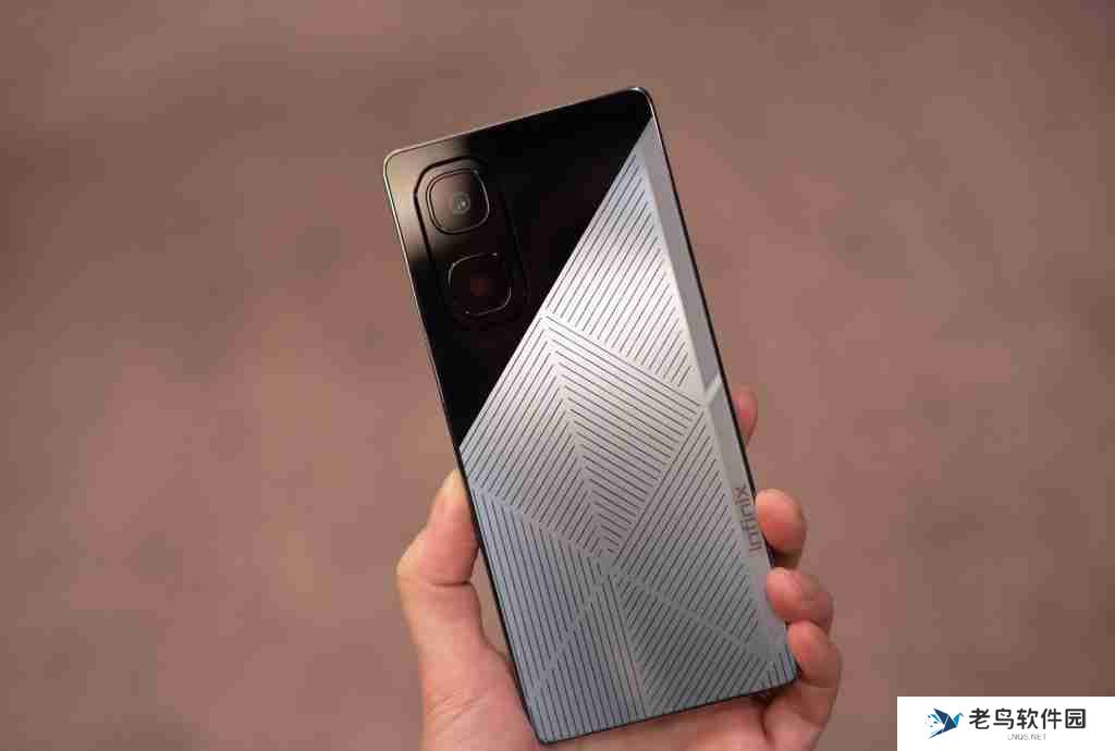 Infinix 在 MWC 上推出太阳能电池板手机，以后出门不用带充电器啦！