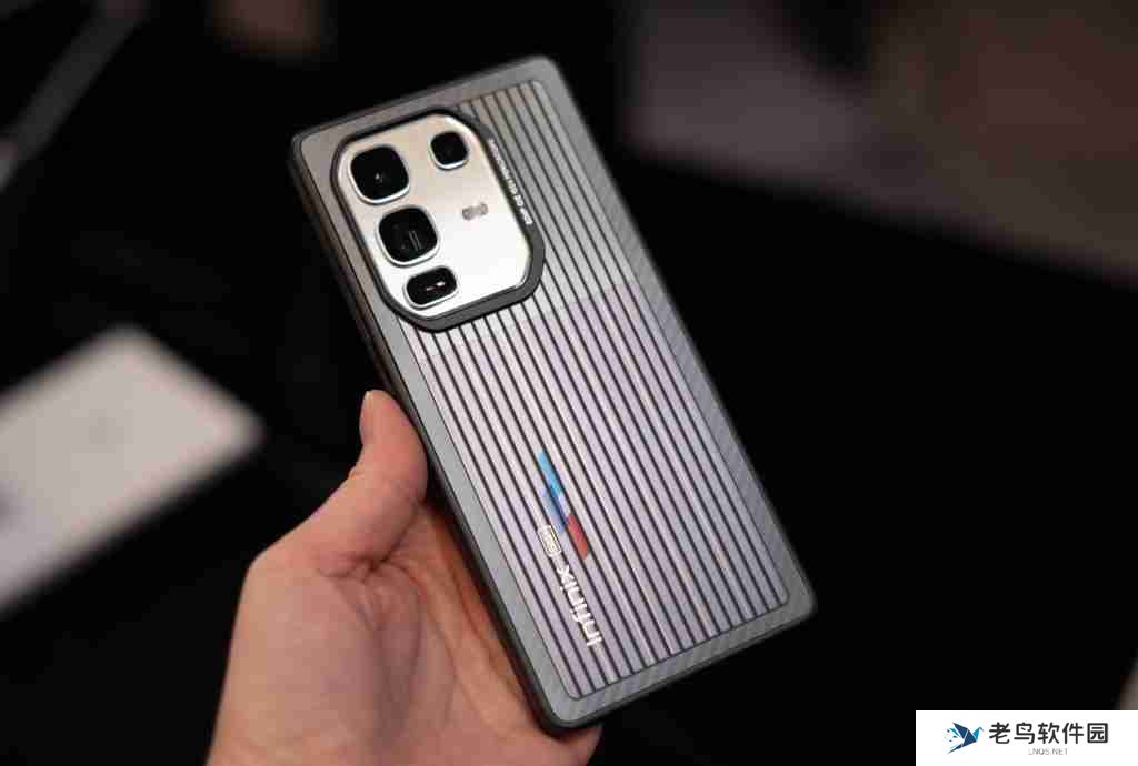 Infinix 在 MWC 上推出太阳能电池板手机，以后出门不用带充电器啦！